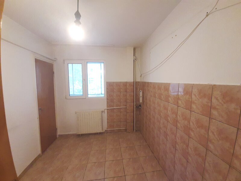 Aparatorii Patriei, metrou, bloc 1983, 2 camere etaj 2 din p+8