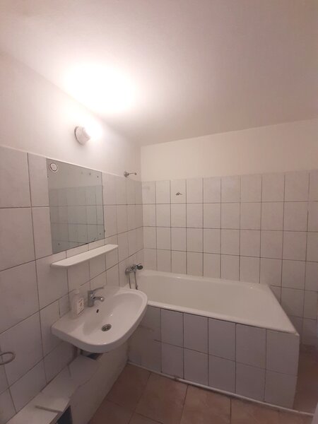 Aparatorii Patriei, metrou, bloc 1983, 2 camere etaj 2 din p+8